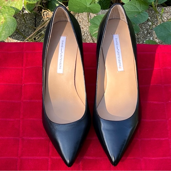 Diane Von Furstenberg Olee Black Leather Pointed Toe Pumps US Size 7.5 EUC - Picture 2 of 8